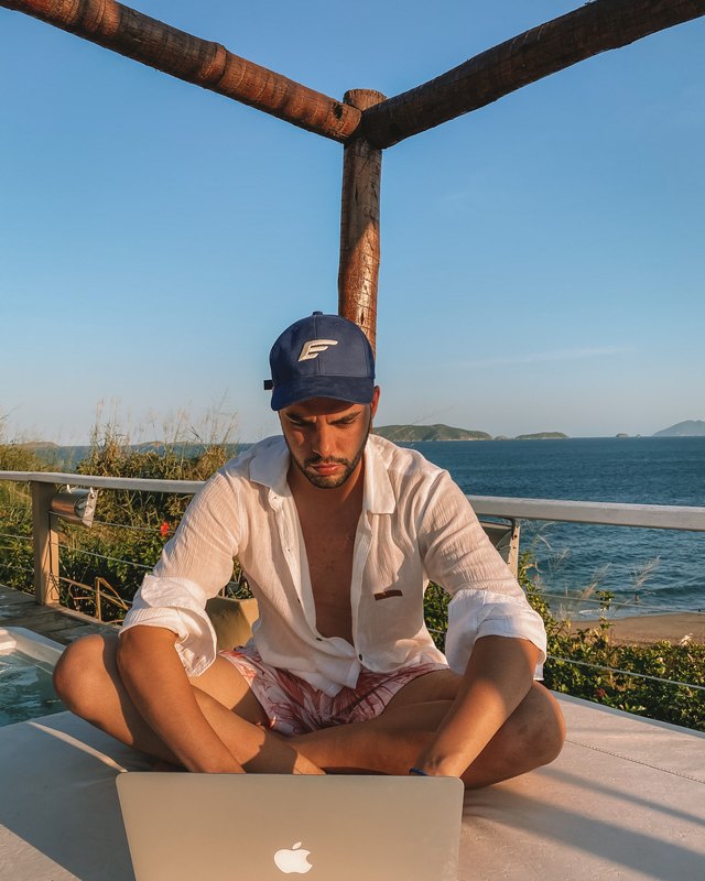 Diogo Gotardi trabalhando remotamente à beira-mar